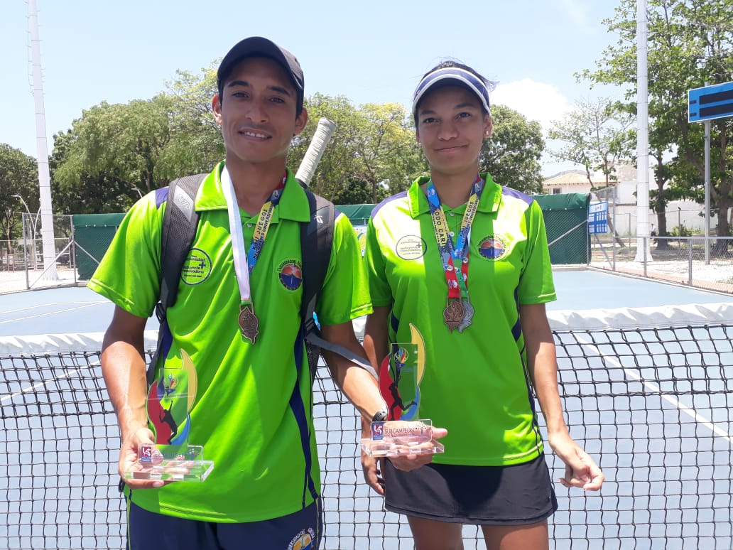 En Tenis de Campo Gishlaine Álvarez, estudiante del programa de Derecho, quien logró medalla de Plata en Sencillo Femenino y Bronce en Dobles Femenino