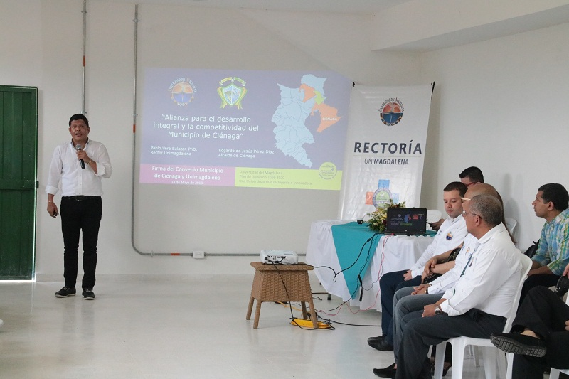 A través de una descriptiva exposición, el rector de UNIMAGDALENA, Doctor Pablo Vera Salazar, dejó ver a los asistentes detalles de las dos iniciativas con las que se permitiría a los jóvenes del municipio mayor acceso a la formación superior