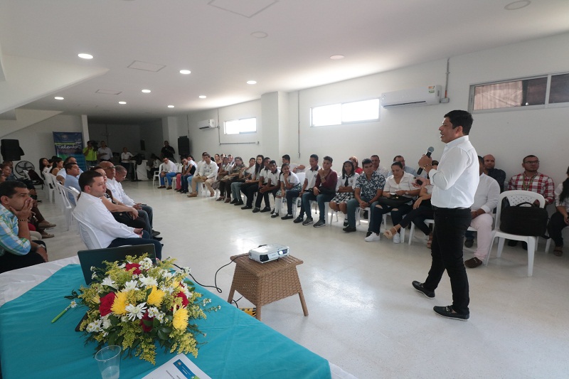 A través de una descriptiva exposición, el rector de UNIMAGDALENA, Doctor Pablo Vera Salazar, dejó ver a los asistentes detalles de las dos iniciativas con las que se permitiría a los jóvenes del municipio mayor acceso a la formación superior