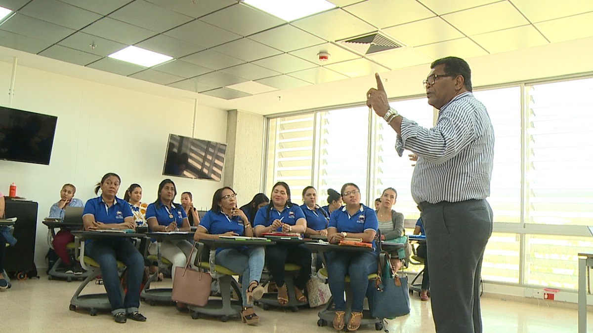 Profesor de la Universidad de la Florida protagonizó taller sobre Bilingüismo en UNIMAGDALENA