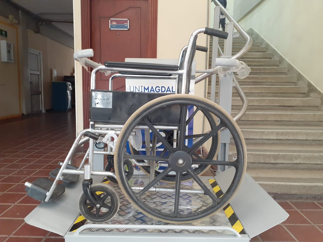 UNIMAGDALENA instala salvaescaleras para personas en condición de discapacidad