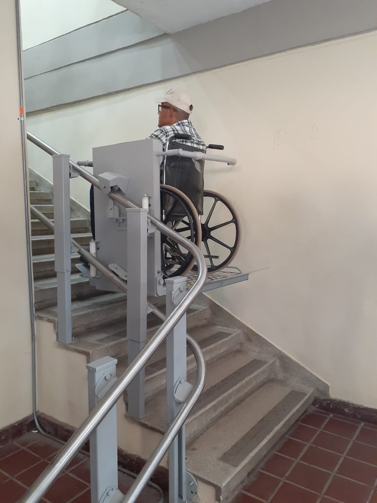 UNIMAGDALENA instala salvaescaleras para personas en condición de discapacidad