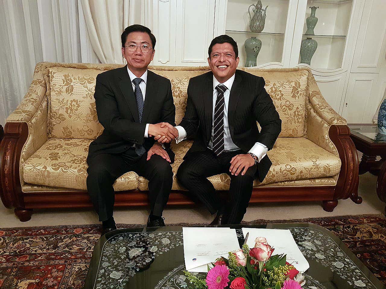 Rector de la Universidad del Magdalena estrechando la mano con el delegado de la República de Corea