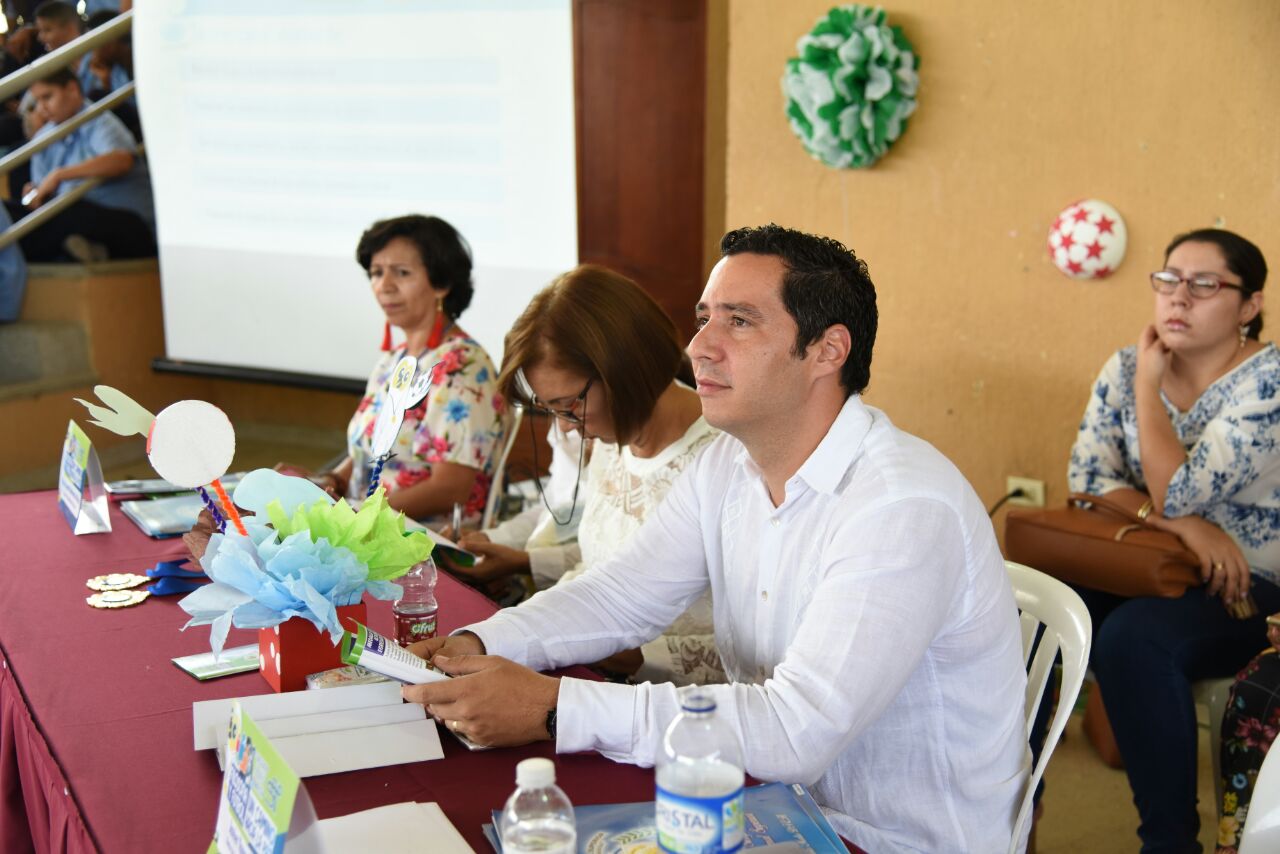 Egresado Normalista galardonado con el reconocimiento ´Medalla a la Excelencia Académica´ psicólogo magíster Jesús David Suescún Arregocés, director de Desarrollo Estudiantil de la Universidad del Magdalena.