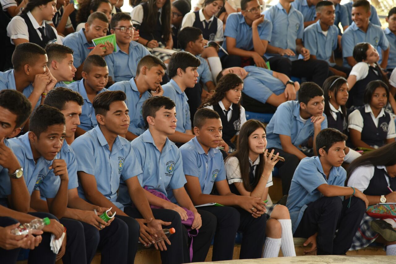 Panel a cargo de estudiantes de colegios oficiales