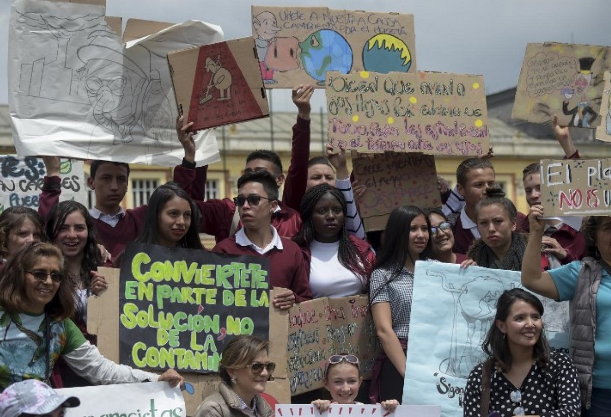 Con mensajes alegóricos a la conservación del medio ambiente y camisetas blancas, estudiantes, docentes y directivos de la Universidad del Magdalena s
