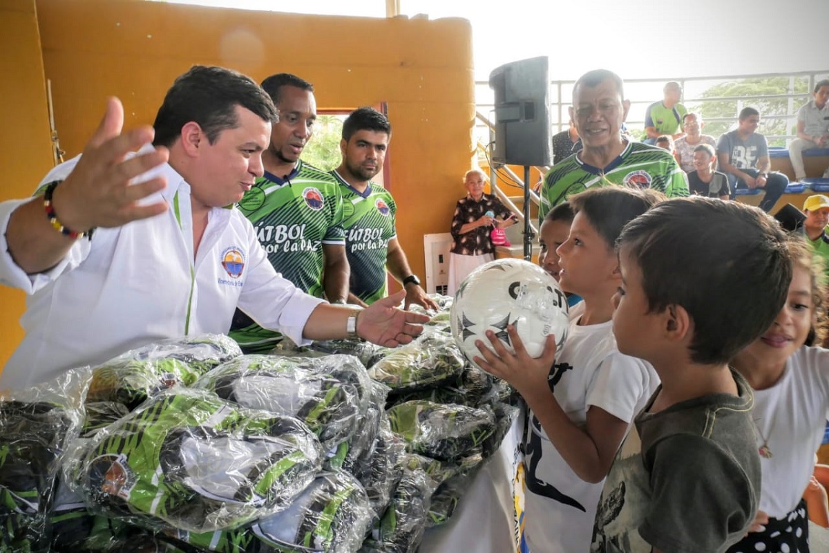 UNIMAGDALENA entregó uniformes e implementos deportivos a integrantes del “Proyecto Fútbol por la Paz”