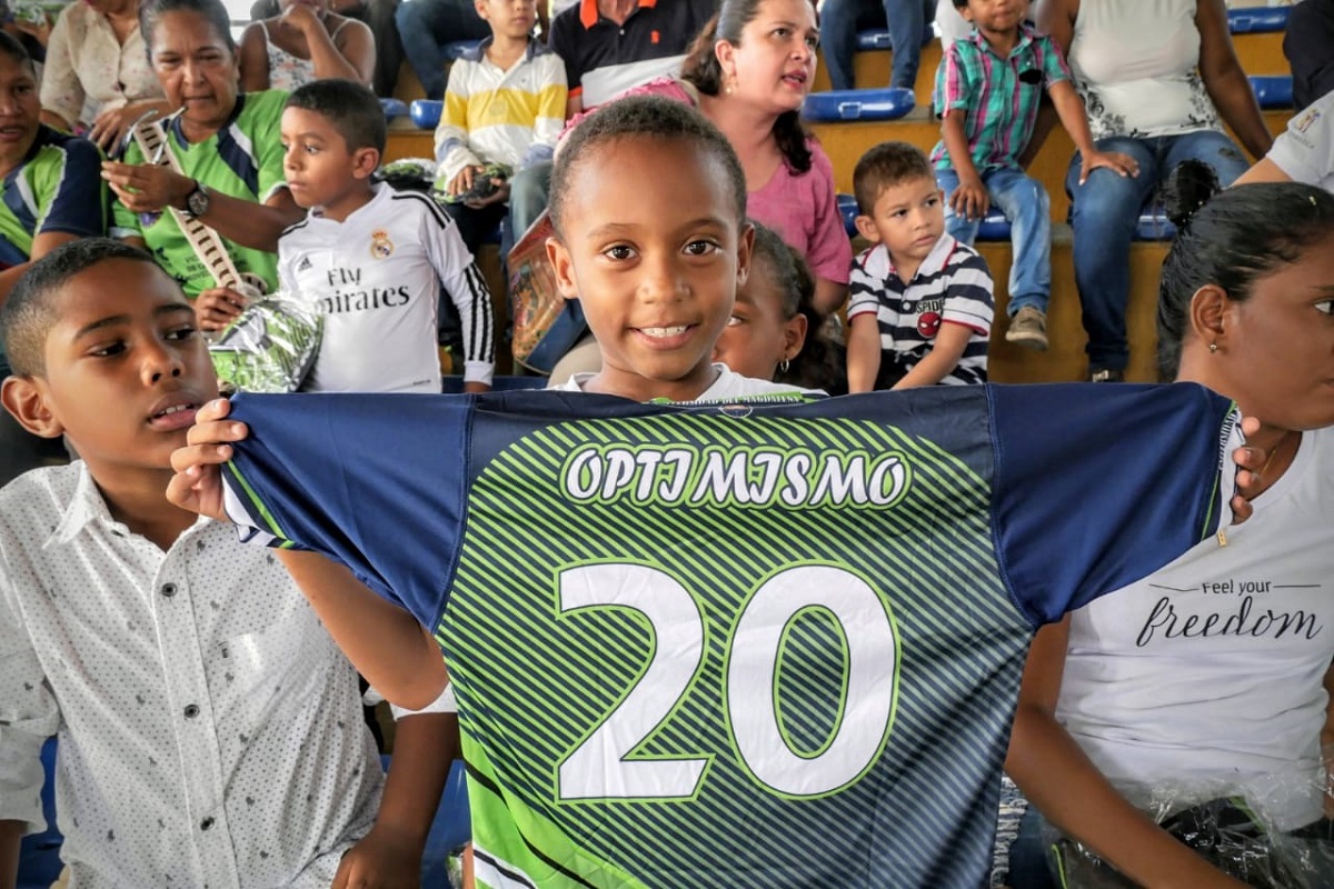 UNIMAGDALENA entregó uniformes e implementos deportivos a integrantes del “Proyecto Fútbol por la Paz”