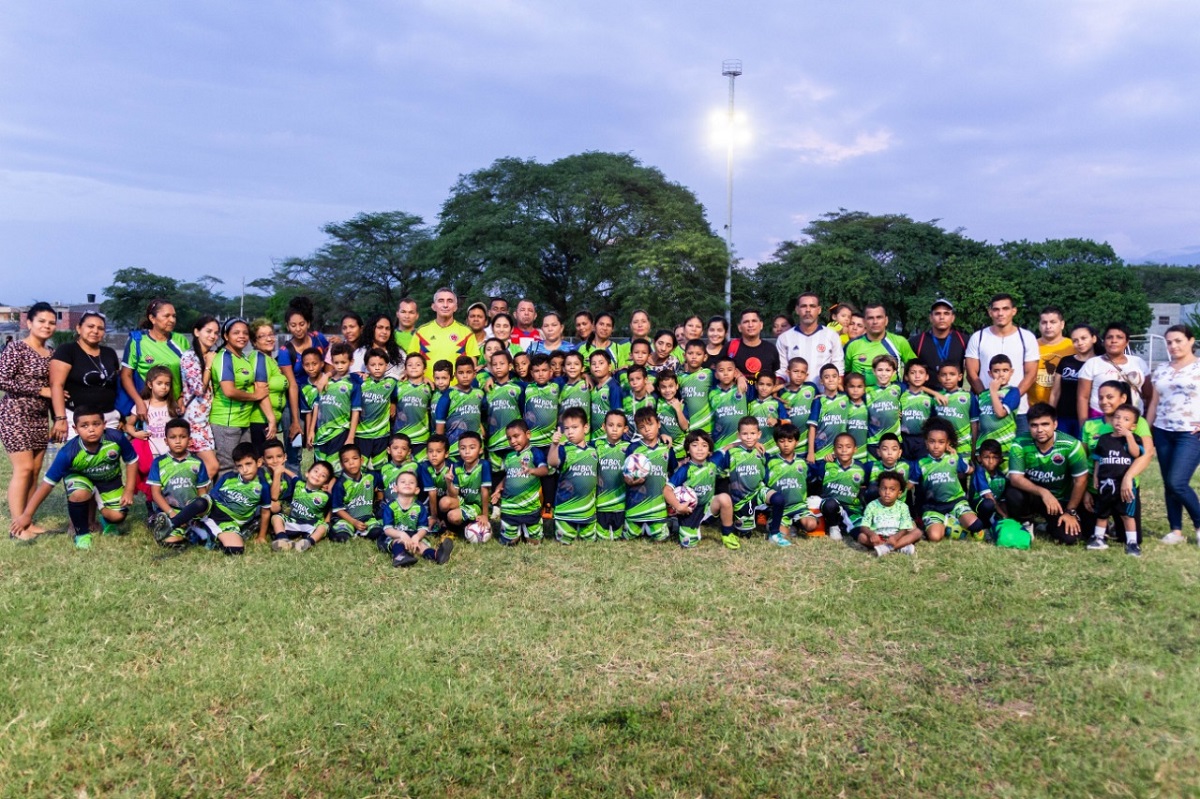 UNIMAGDALENA entregó uniformes e implementos deportivos a integrantes del “Proyecto Fútbol por la Paz”
