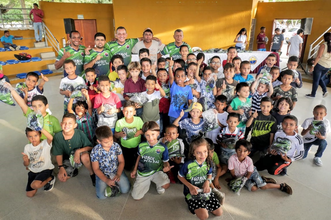 UNIMAGDALENA entregó uniformes e implementos deportivos a integrantes del “Proyecto Fútbol por la Paz”