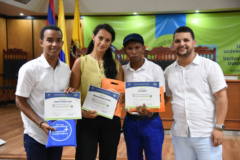 Luego de la Conferencia Principal, cinco grupos de investigación de la Alma Mater presentaron sus proyectos con temáticas afines a las ramas administr