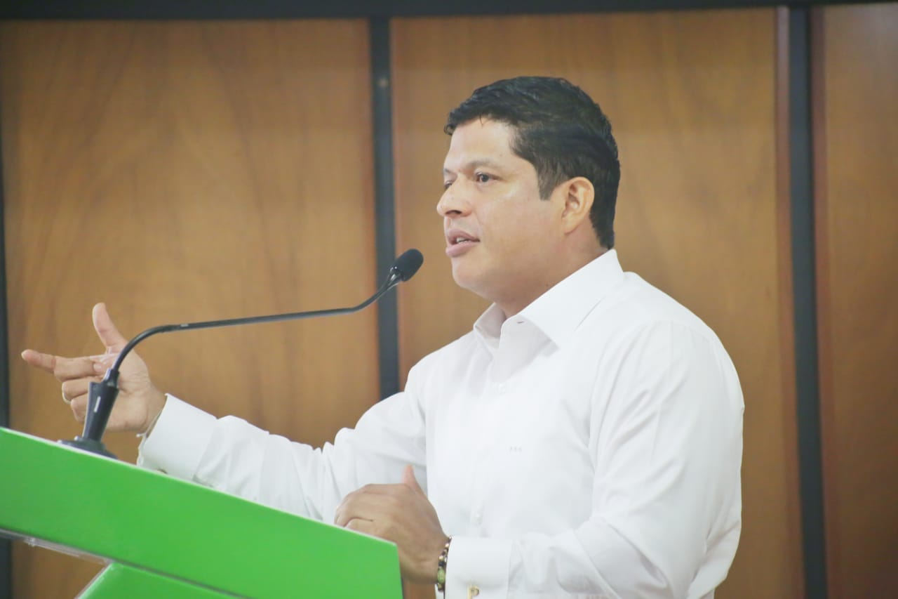 Rector Pablo Vera haciendo apertura