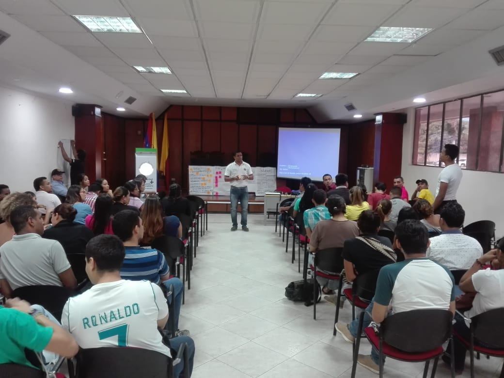 Dentro de los objetivos del Programa de Economía se encuentra el de formar profesionales con una sólida fundamentación en teoría económica