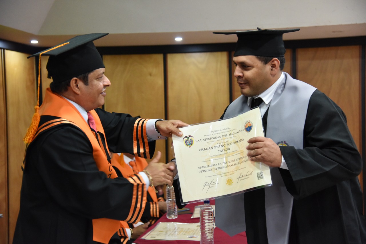 Chadán Rosado Taylor, personero distrital, recibió de manos del Doctor Pablo Vera Salazar su título como especialista en Derechos Humanos y Derecho