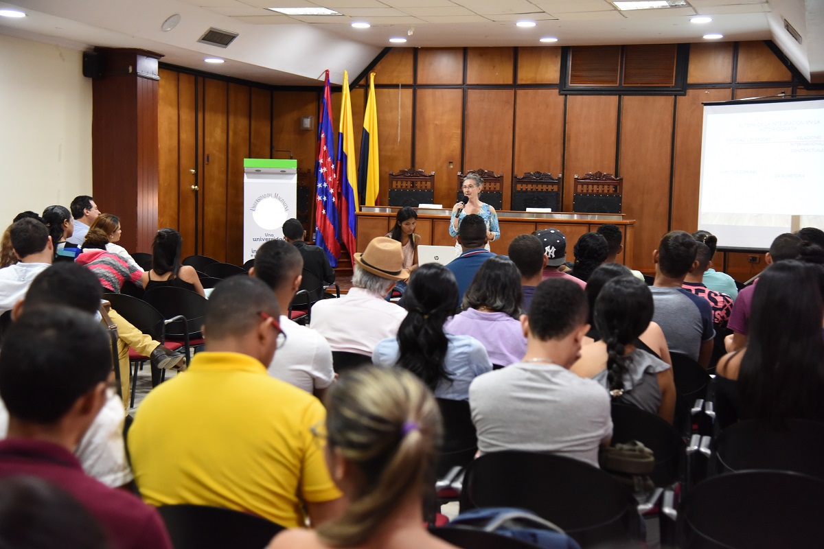 En el auditorio Roque Morelli Zárate, la vicepresidenta de la Asociación de Historiadores Latinoamericanos y del Caribe, doctora Vera Lucía Vieira