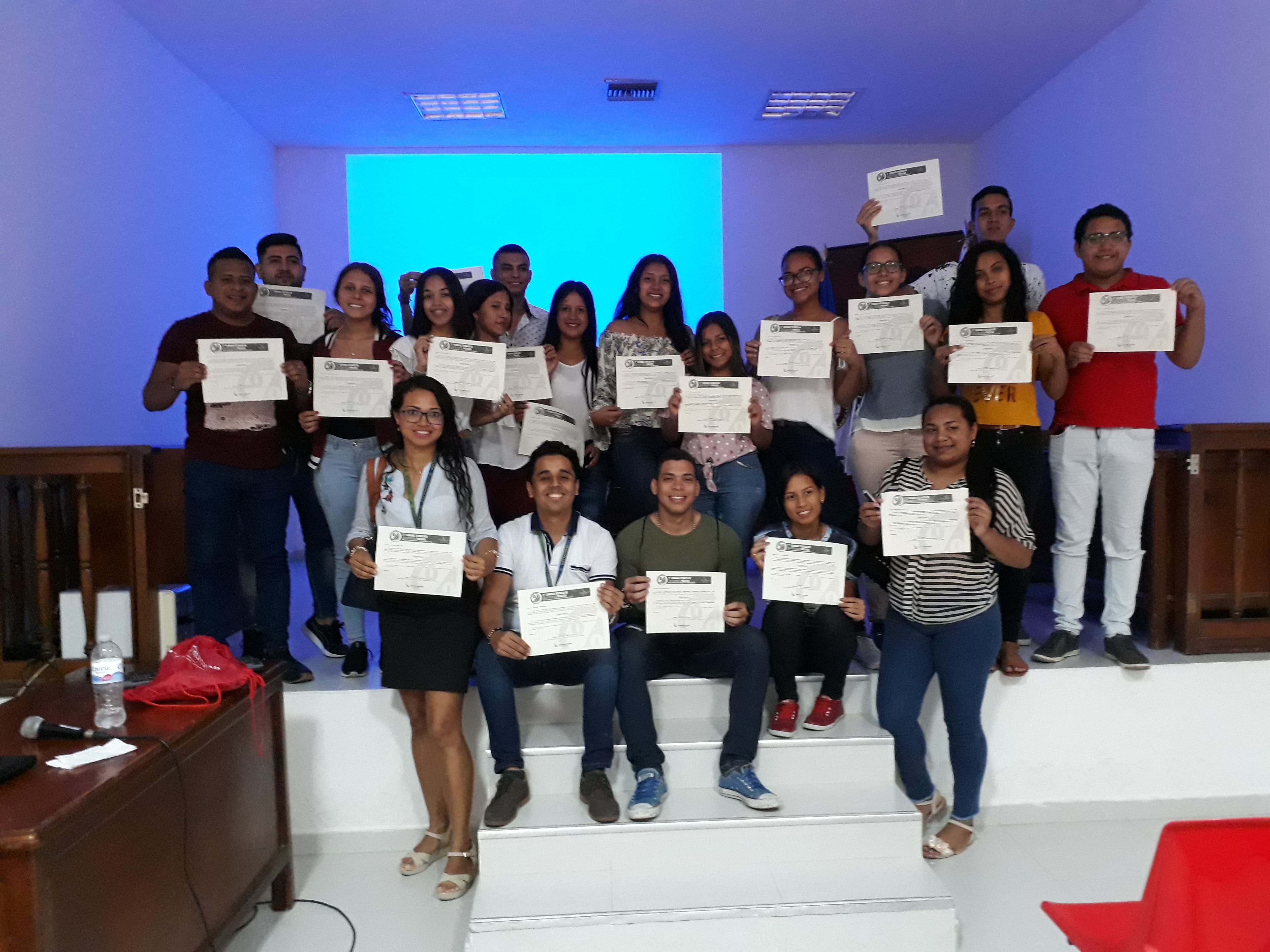 Estudiantes y Docentes recibiendo su certificado