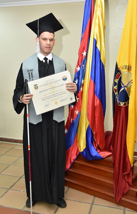 Samario con discapacidad visual se graduó como especialista en Derechos Humanos y DIH