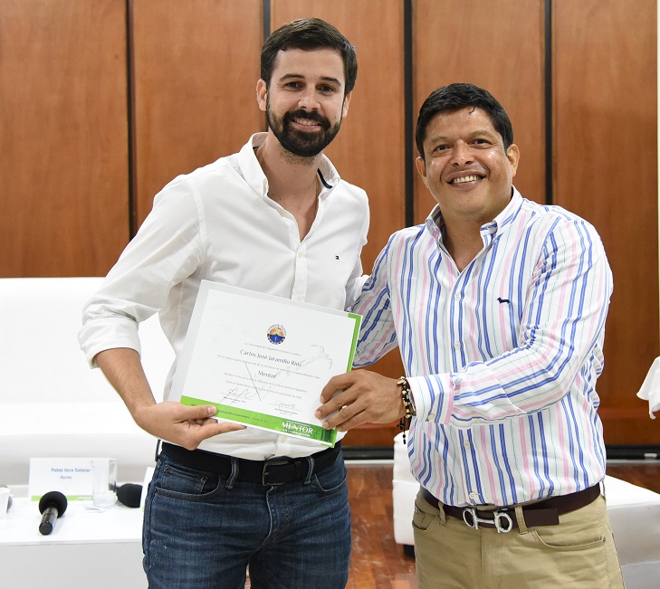 El ingeniero Carlos José Jaramillo recibió de manos del doctor Pablo Vera Salazar su reconocimiento por ser parte de la red de mentores