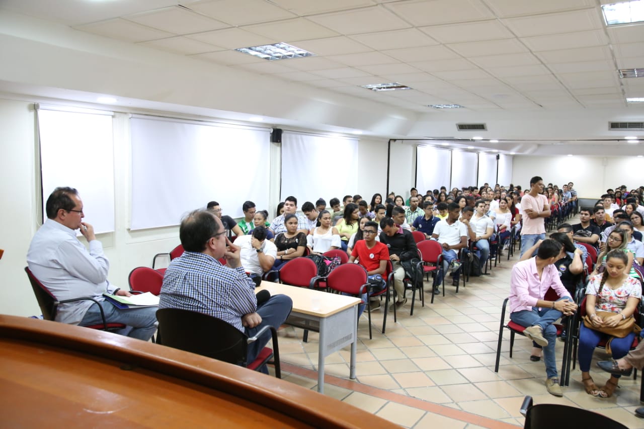 Reunión con los estudiantes del Programa de Economía en el auditorio Julio Otero Muñoz de la Alma Mater