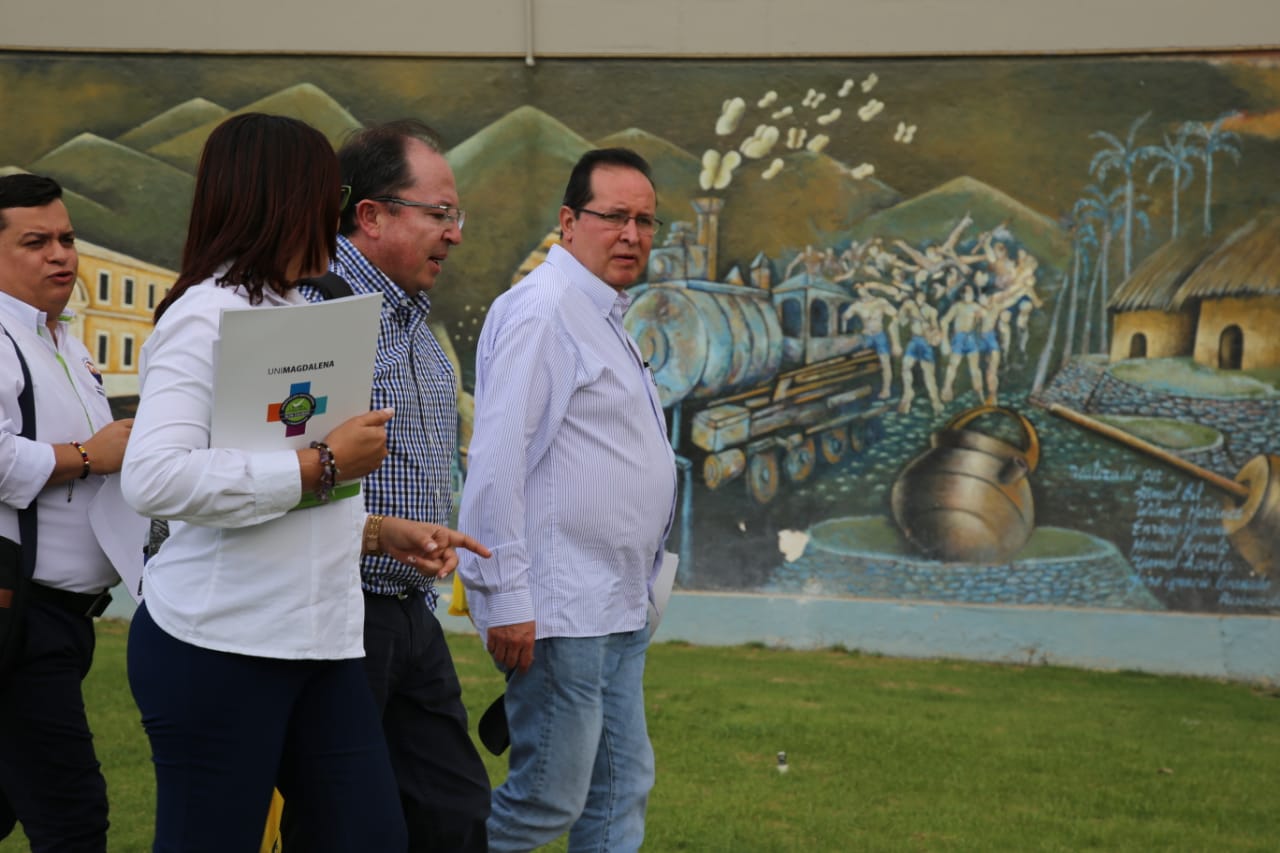 Reunión con el cuerpo directivo del Programa de Economía y de la Facultad de Ciencias Empresariales y Económicas.