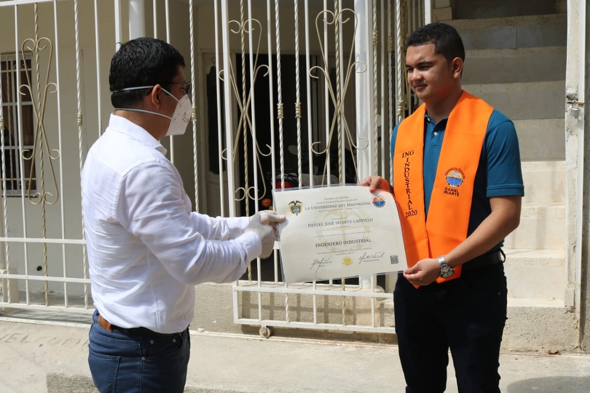 UNIMAGDALENA continuó entregando puerta a puerta diplomas de grados a sus egresados