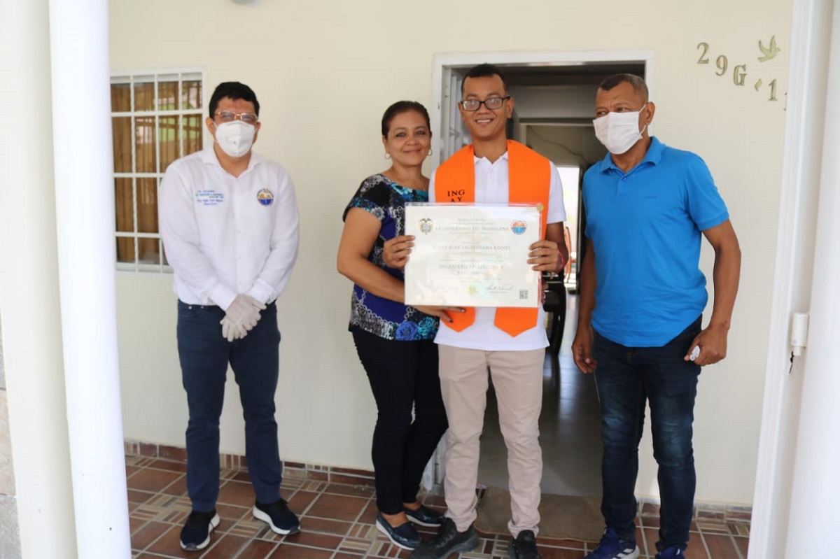 UNIMAGDALENA continuó entregando puerta a puerta diplomas de grados a sus egresados