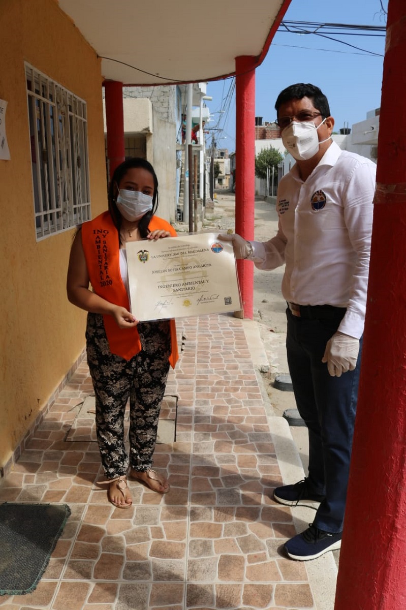 UNIMAGDALENA continuó entregando puerta a puerta diplomas de grados a sus egresados