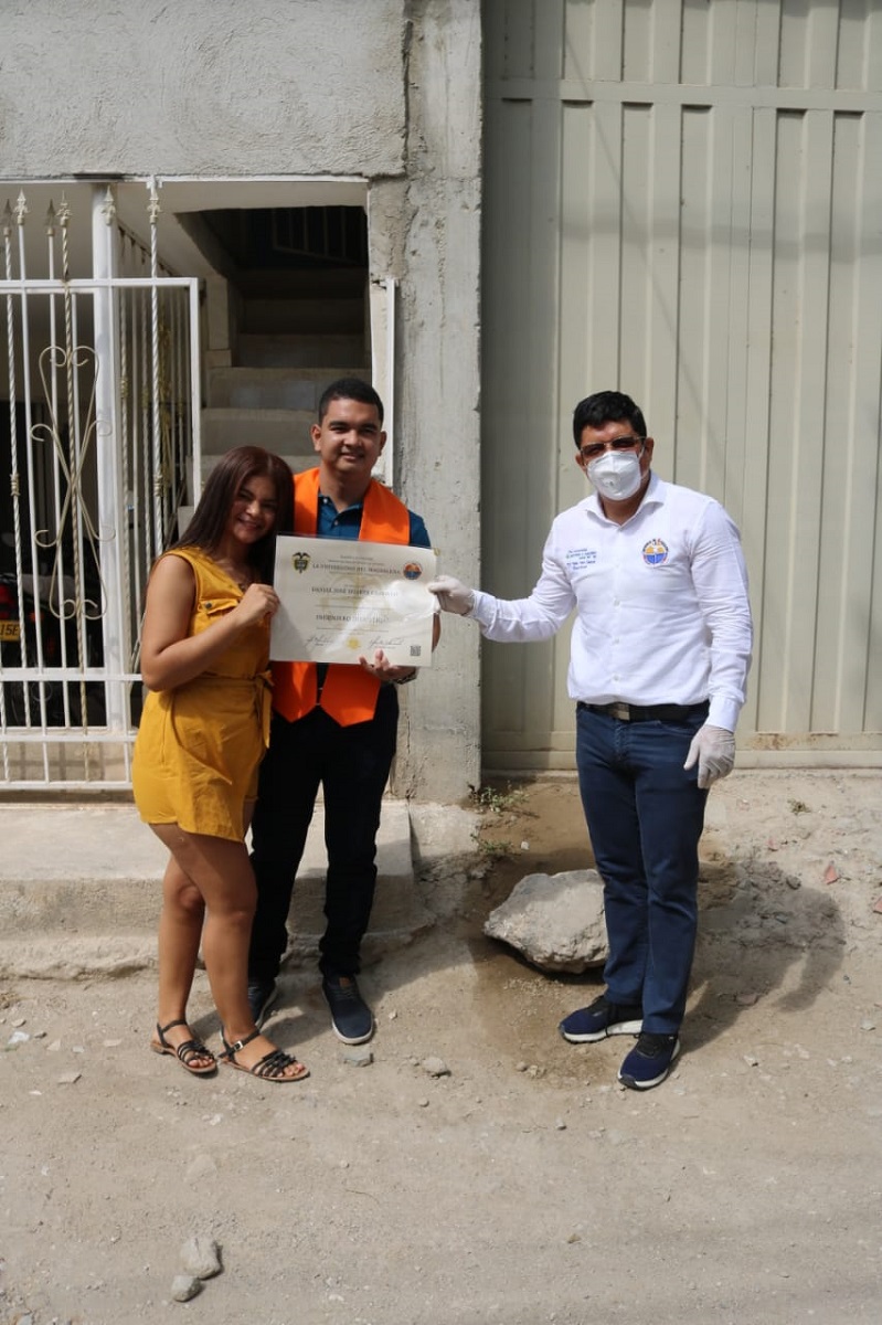 UNIMAGDALENA continuó entregando puerta a puerta diplomas de grados a sus egresados
