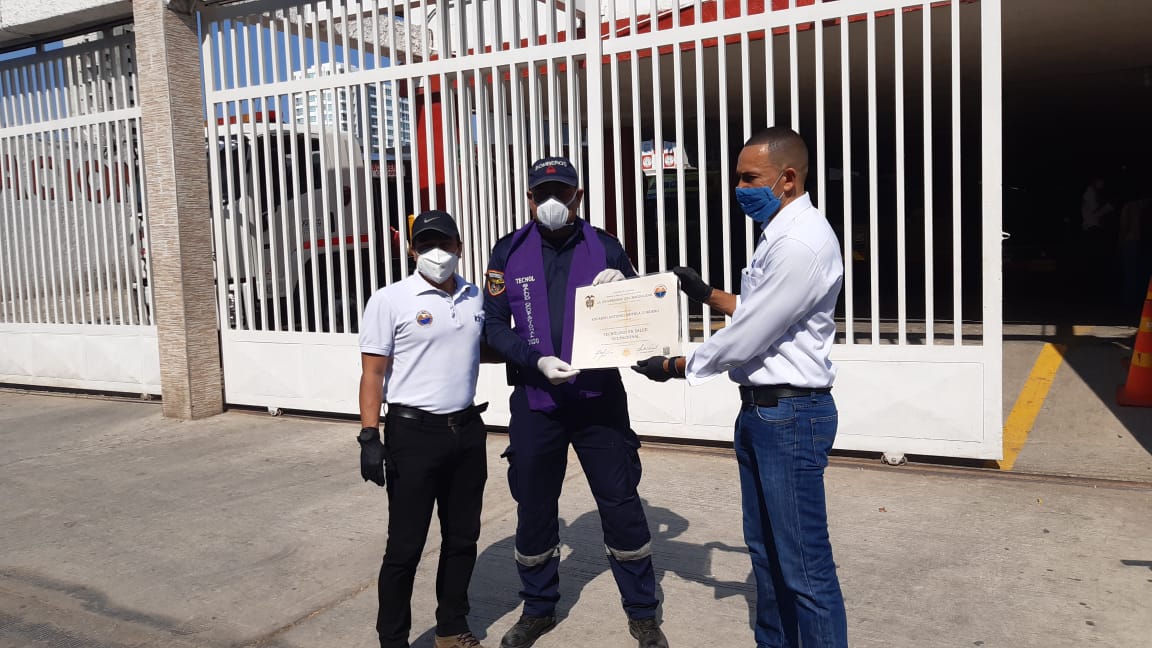 En la Estación del Cuerpo de Bomberos, el Voluntario Eduardo Imitola Recibió el diploma por parte de la Universidad del Magdalena como Tecnología en S