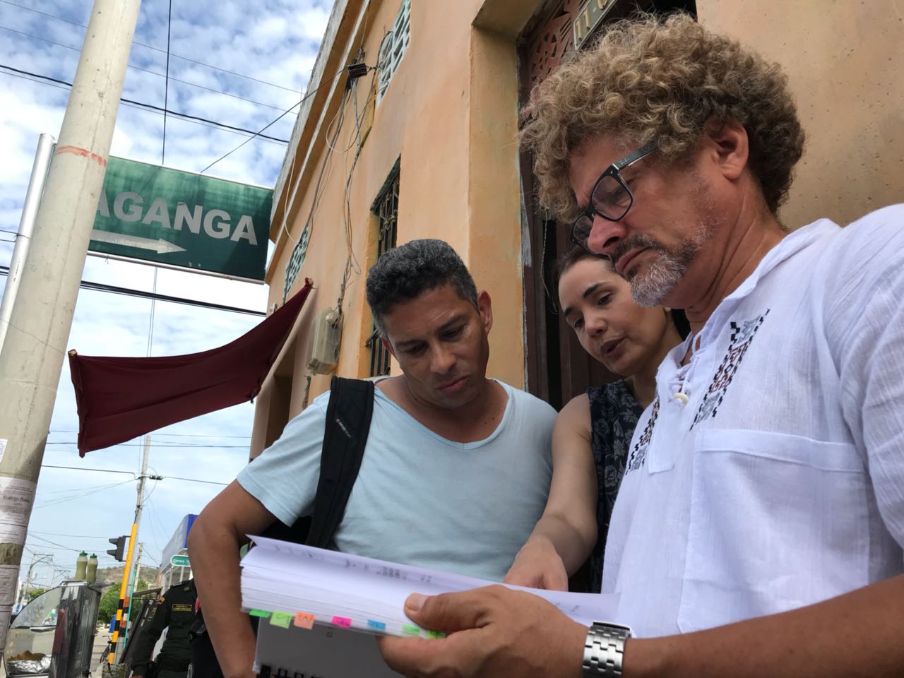 samario Yuldor Gutiérrez (director de la serie) y Xilena Aycardi (actriz) ultimando detalles de la grabación.