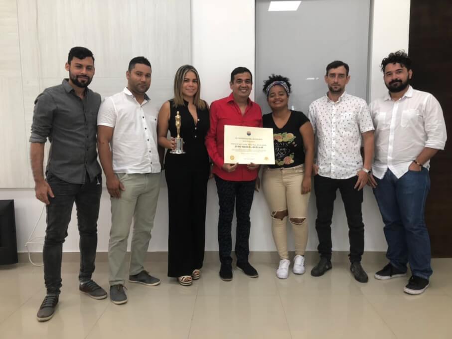 El gerente del canal regional Telecaribe, Juan Manuel Buelvas, tomó el reconocimiento con total satisfacción, el cual fue entregado por la realizadora audiovisual y productora Laura Morales Guerrero, directora del Programa de Cine y Audiovisuales