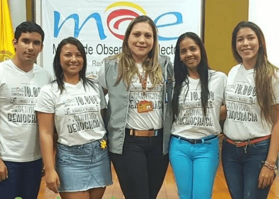 La abogada especialista Giovanna María Simancas Tinoco, directora del Consultorio Jurídico y Centro de Conciliación de la Universidad del Magdalena, acompañada por el equipo de abogados  profesionales que hacen parte de la MOE.