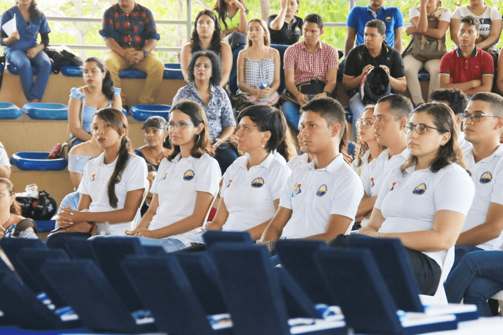 Reconociendo y motivando el buen desempeño de los jóvenes en el hemiciclo