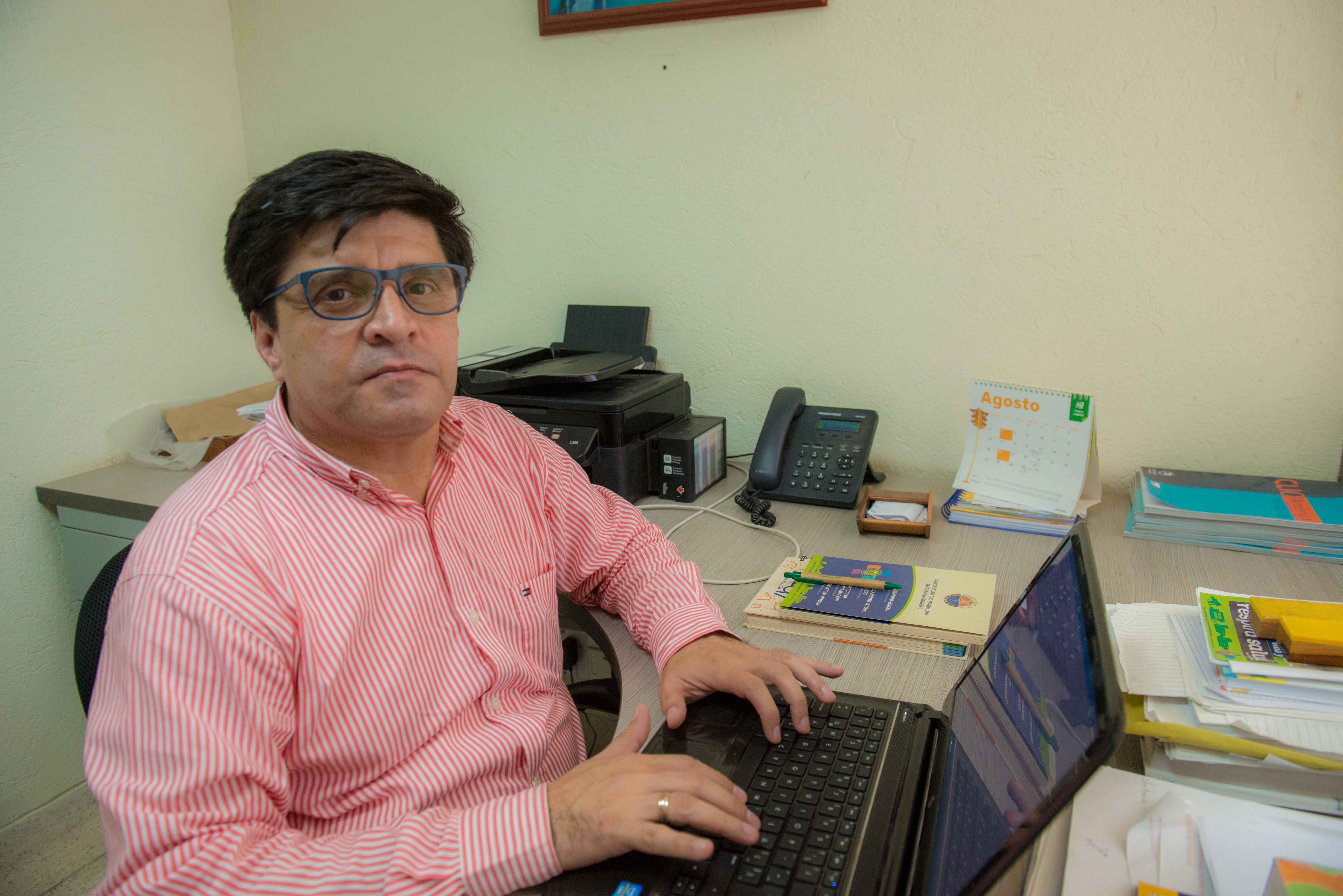 Doctor en Administración Óscar García Vargas,  docente de la Facultad de Ciencias Empresariales y Económicas