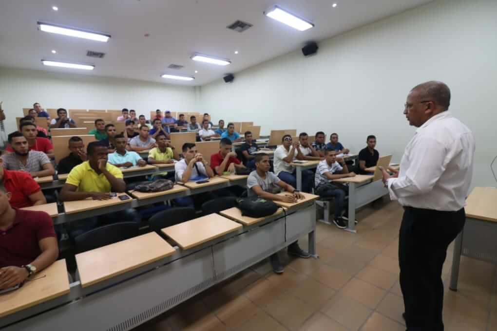 Los estudiantes se mostraron motivados por la presencia del Director  del IDEA y su equipo de colaboradores, además de agradecer por la oportunidad de formarse académicamente en una Institución acreditada por Alta Calidad.