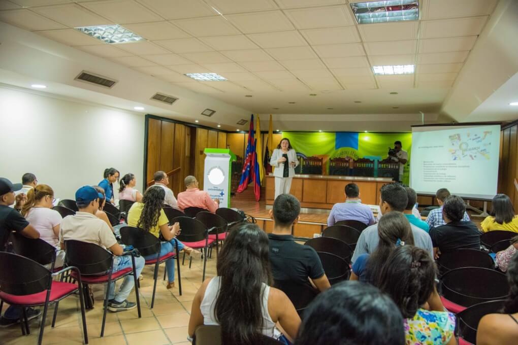 Comunidad académica de la institución participaron de las charlas y experiencias investigativas de la doctora Bertha Silva Palavecinos, directora de la Escuela de Comercio de la Pontificia Universidad Católica de Valparaíso, en Chile.