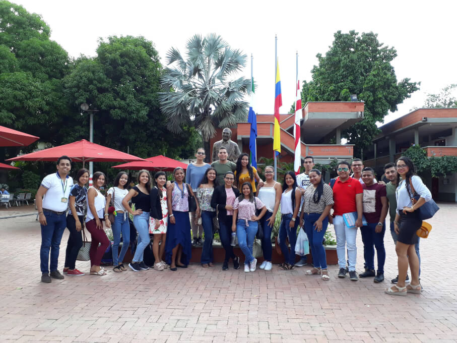 grupo de estudiante con docente en la Universidad del Sinu