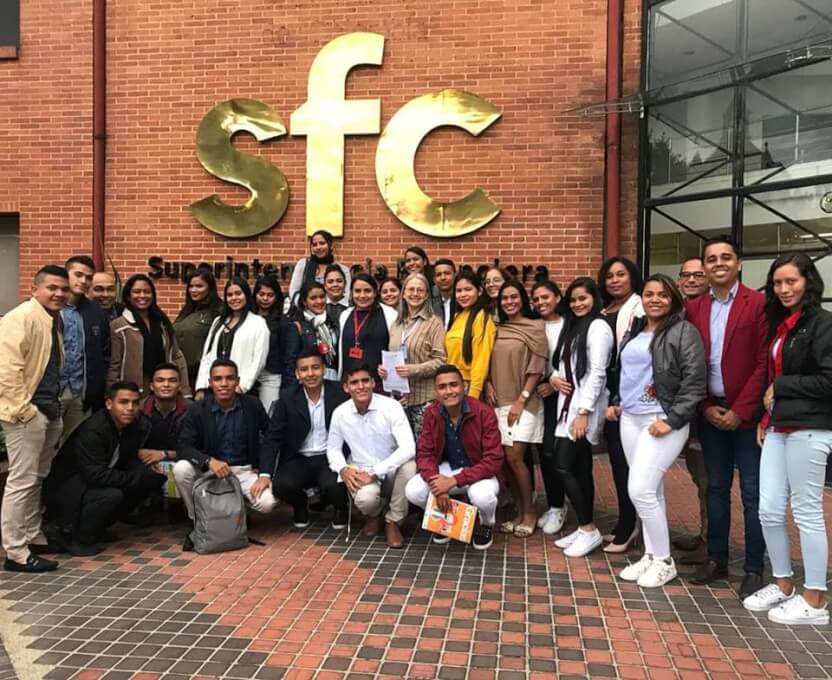 Estudiantes visitando la Superintendencia Financiera de Colombia