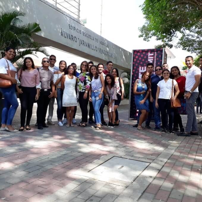 Estudiantes en la entrada del bloque de negocios de la Universidad del Norte