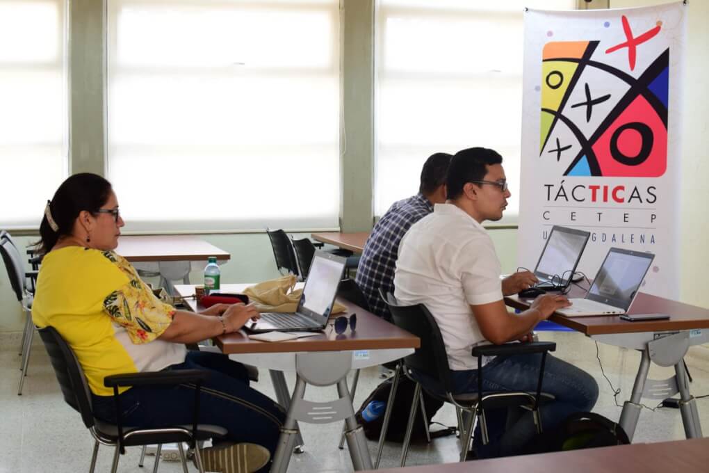 Docentes desarrollando contenidos en Blackboard