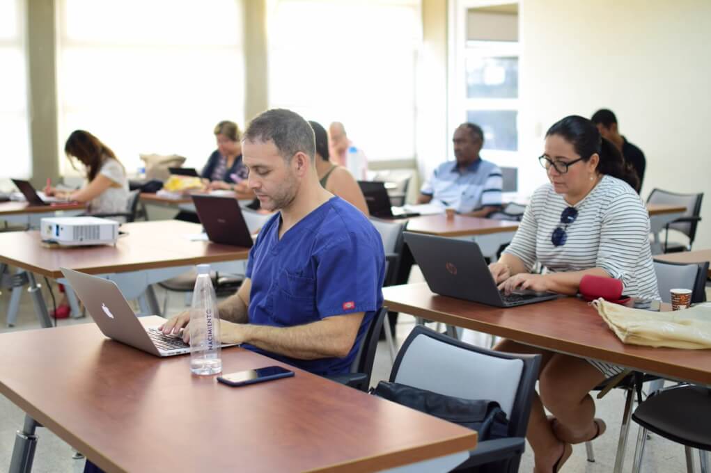 Docentes realizando actividades del curso de Blackboard.