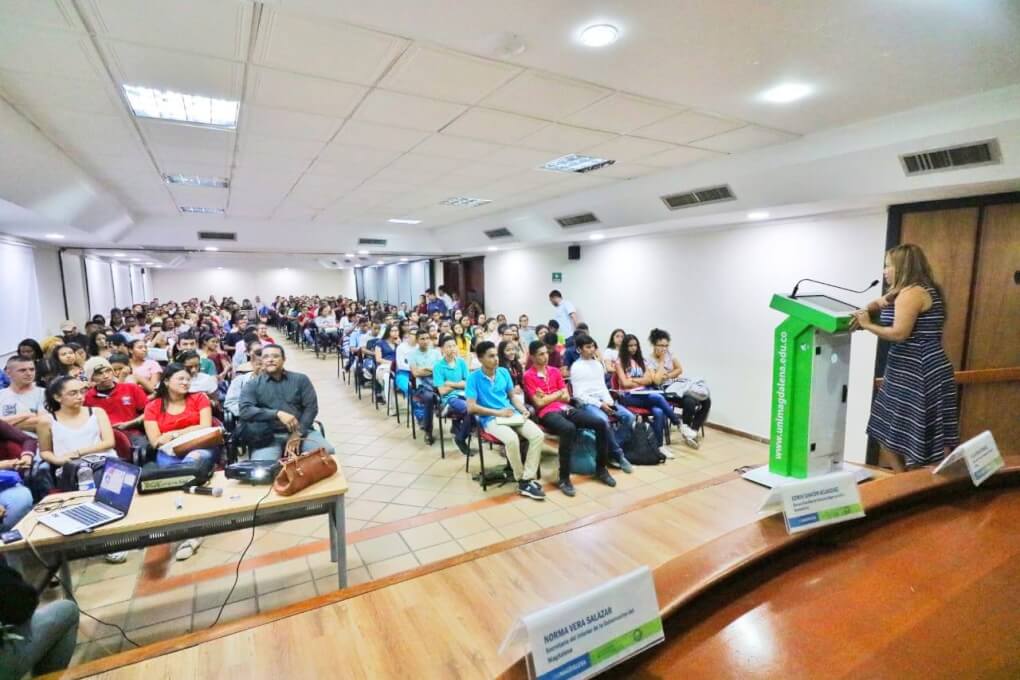 conferencia de la Dra Norma Vera en el acto de instalación de la Semana de la Contaduría Pública