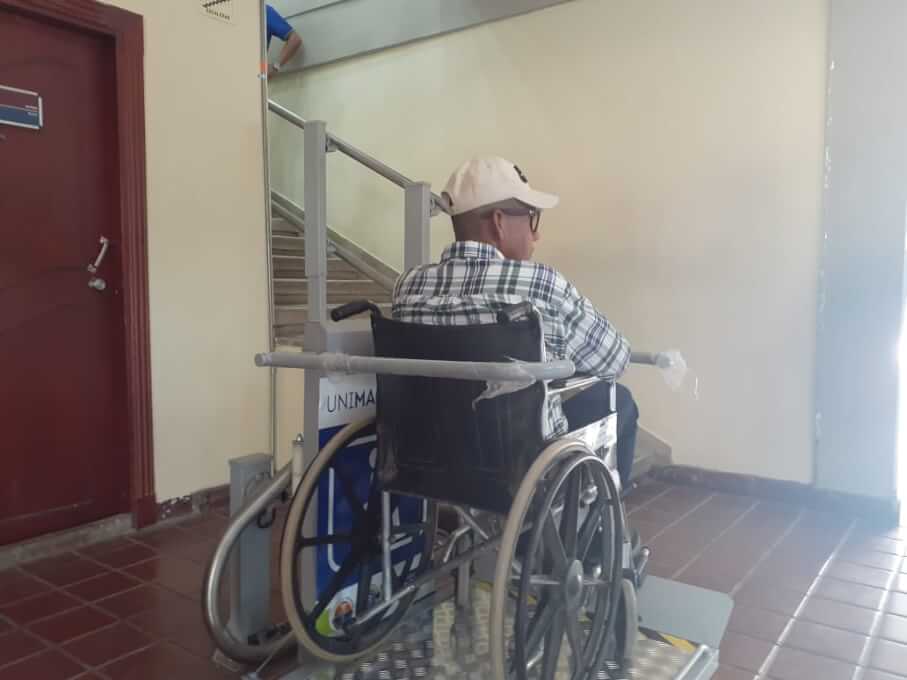UNIMAGDALENA instala salvaescaleras para personas en condición de discapacidad