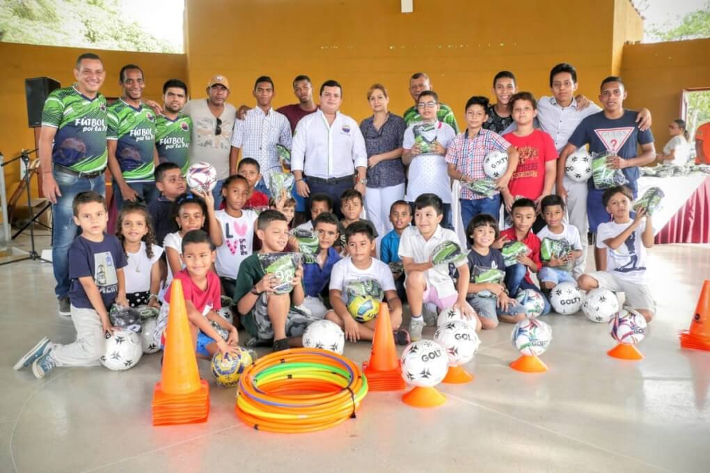 UNIMAGDALENA entregó uniformes e implementos deportivos a integrantes del “Proyecto Fútbol por la Paz”