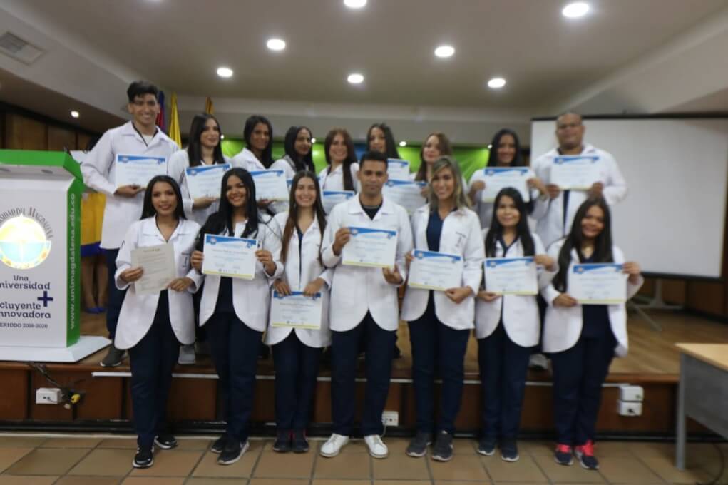 Estudiantes de UNIMAGDALENA recibieron batas blancas para inicio de sus prácticas profesionales