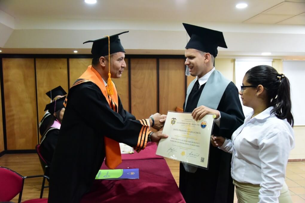 Samario con discapacidad visual se graduó como especialista en Derechos Humanos y DIH