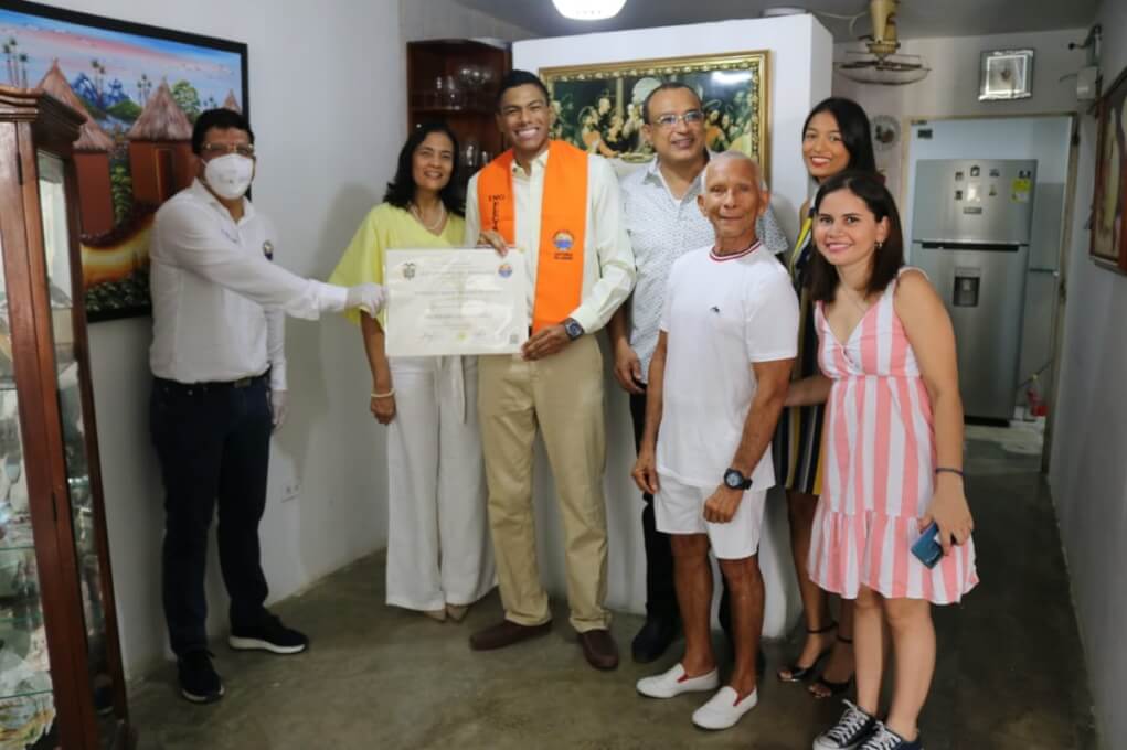 UNIMAGDALENA continuó entregando puerta a puerta diplomas de grados a sus egresados