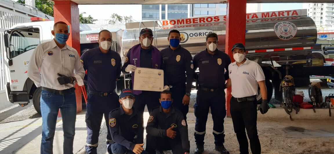 Los compañeros del graduado lo acompañaron durante el emotivo momento en que funcionaros del CREO UNIMAGDALENA le otorgaron su título.