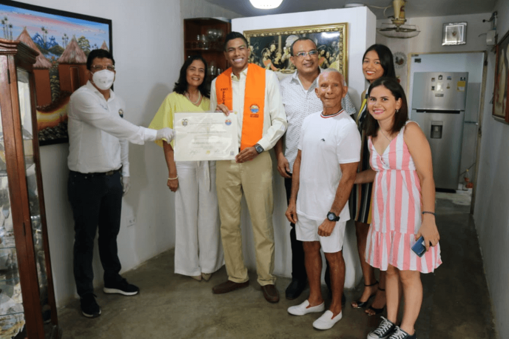 UNIMAGDALENA continuó entregando puerta a puerta diplomas de grados a sus egresados