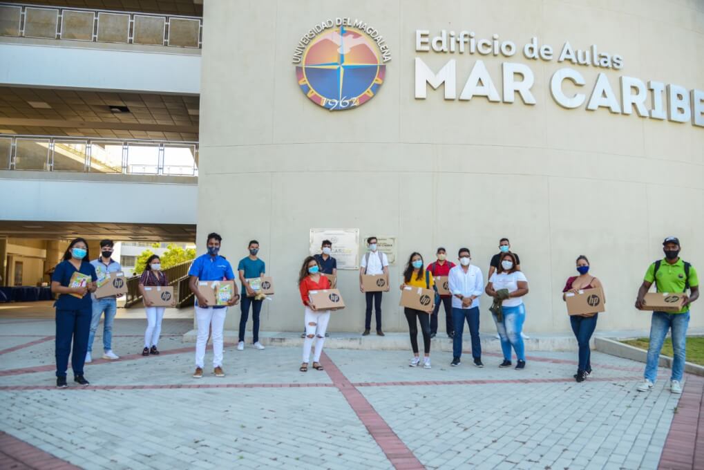 Estudiantes de UNIMAGDALENA continúan recibiendo computadores y conexión a internet